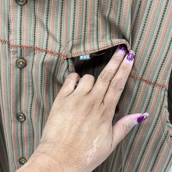 REI UPF 50 Casual Short Sleeve Button Down Shirt side pocket - Picture 3 of 11